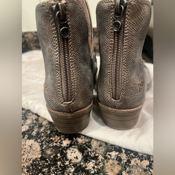 Blowfish NWOT never worn vegan ladies booty size size 10 gray with gold inlay - Picture 12 of 12